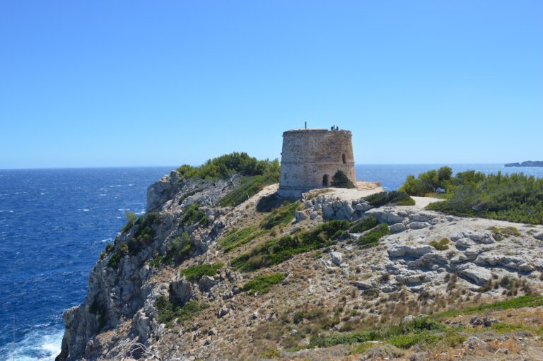 Über die Torre d’Albarca zur Platja de sa Font Celada